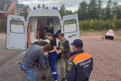 Спасатели эвакуировали мужчину, сломавшего ногу в ходе ремонта бульдозера на ручье Забытом в Якутии / ЯСИА   Республика Саха (Якутия)