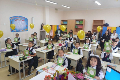 Первоклассники Якутии получили дневники на двух государственных языках / ЯСИА   