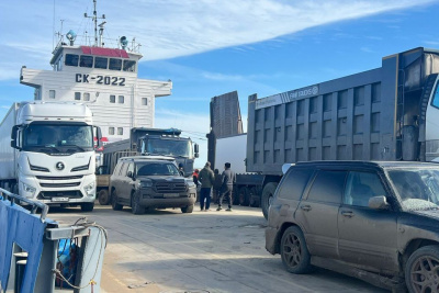 У парома на переправе Якутск — Нижний Бестях сломалась аппарель / ЯСИА   