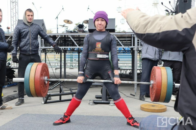 Зрелищный турнир по становой тяге состоялся на Комсомольской площади Якутска / Нарыйа Пахомова Якутск Якутск Республика Саха (Якутия)