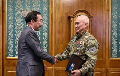 Глава Якутии встретился с командиром добровольческого батальона  «Боотур» / ЯСИА   