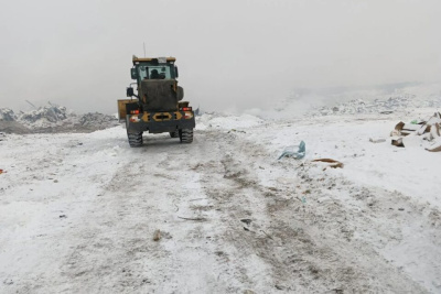 В тушении пожара на свалке в Нижнем Бестяхе задействована большегрузная техника / ЯСИА   