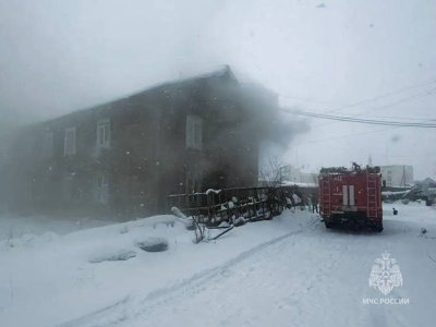 Пожар вспыхнул в двухэтажном доме в Якутске. Пострадала женщина / ЯСИА   