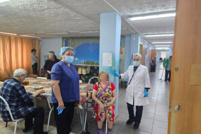 В Усть-Янском районе Якутии врачи провели осмотр пожилых и инвалидов / ЯСИА   