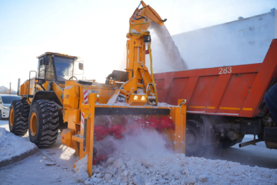 Новые снегоочистители приступили к уборке улиц Якутска / ЯСИА   