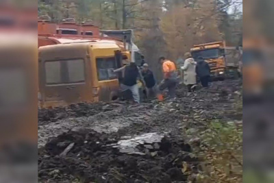 На размытой трассе «Колыма» в Якутии отбуксировали более 100 большегрузов / Нарыйа Пахомова   Республика Саха (Якутия)