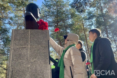 В Якутске возложили цветы к памятникам основателям лесного хозяйства / Майя Гоголева Якутск Якутск Республика Саха (Якутия)
