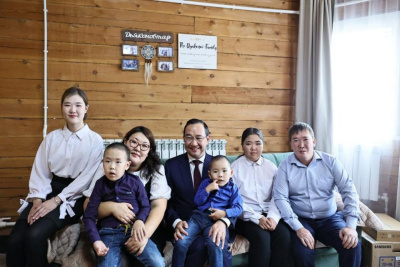 Глава Якутии навестил пострадавшую от паводка многодетную семью из Намского района / ЯСИА  Намский Республика Саха (Якутия)