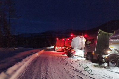 Грузовик сбил человека на автодороге в Томпонском районе Якутии / ЯСИА   