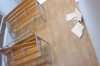 Подростки разгромили потолок на теплой остановке в Якутске / ЯСИА   