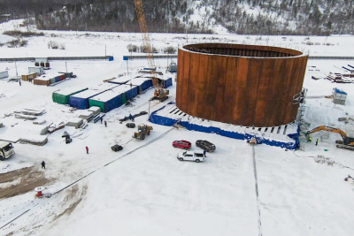 Строители начали перемещение первого коффердама для пилона Ленского моста / ЯСИА   