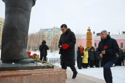 В Якутске возложили цветы к памятнику государственному деятелю республики Илье Винокурову /    
