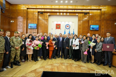 Государственные награды за вклад в развитие республики вручили жителям Якутии / ЯСИА   