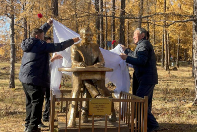 В селе Амгинского района открыли памятник народному писателю Якутии Василию Харысхалу / ЯСИА   