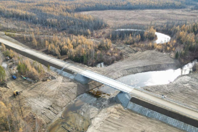 Рабочее движение по мосту через реку Хатынг-Юрях в Кобяйском районе Якутии откроют 27 сентября / ЯСИА   