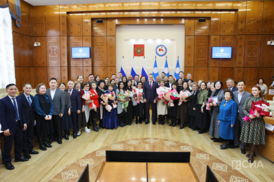 Госнаграды вручили деятелям культуры и искусства Якутии / Саина Титова   