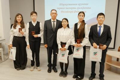 Школьникам Якутска вручили паспорта на встрече в честь первого президента Михаила Николаева / ЯСИА Якутск Якутск Республика Саха (Якутия)