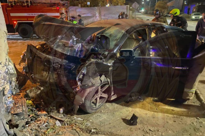 В Якутске водитель не справился с управлением и наехал на преграду. Двое пострадали / ЯСИА Якутск Якутск Республика Саха (Якутия)