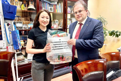 Ассоциация молодых преподавателей Якутии оказала гуманитарную помощь Нижнеянской школе / ЯСИА   