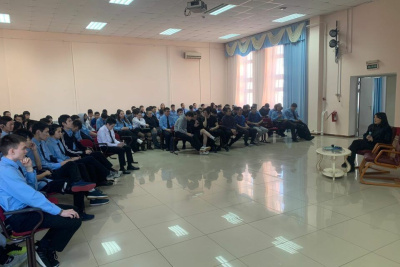 Якутские транспортные полицейские провели для студентов лекцию о безопасном интернете / ЯСИА   