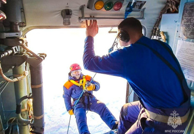 Спасатели МЧС Якутии провели учения по спуску с вертолета / ЯСИА   