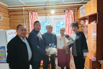 Медаль «За любовь и верность» вручили супругам Сидоровым в Верхневилюйском районе / Алина Мурукова   