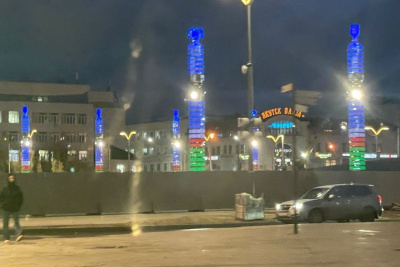 Фото: в День государственности колонны-сэргэ на площади Ленина окрасились в цвета флага Якутии / ЯСИА   