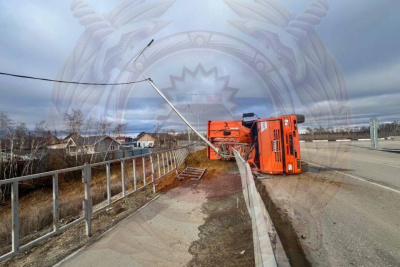 КАМАЗ с песком опрокинулся и снес столб в районе Жатая / Саина Титова   