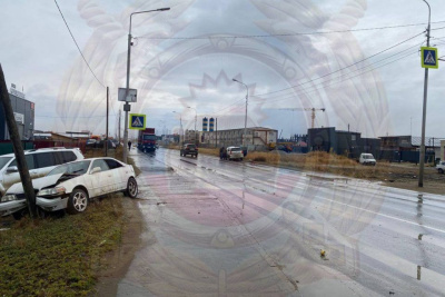 В Якутске пьяный водитель выехал на встречку, столкнулся с другим автомобилем и врезался в опору ЛЭП / ЯСИА Якутск Якутск Республика Саха (Якутия)