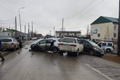 В Нюрбе пьяный водитель устроил массовое ДТП с участием шести автомобилей / ЯСИА   