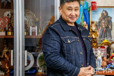 Народного артиста Якутии Алексея Павлова ТЮЗ поздравил с днем рождения / ЯСИА   