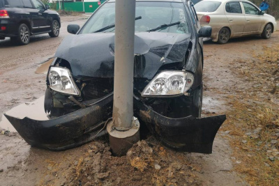 В Ленске пьяная женщина въехала на автомобиле в фонарный столб / ЯСИА   