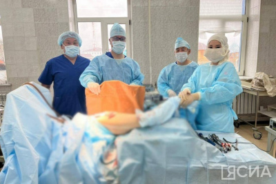 Чурапчинским врачам за один день удалось поднять на ноги 81-летнюю женщину с переломом бедра / Саина Титова   