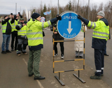 Широкая черная полоса дороги…это – к удаче! /    