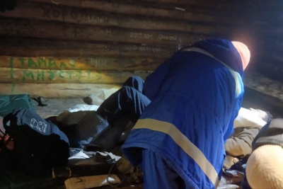 Охотник упал с 10-метровой высоты в Нюрбинском районе Якутии / ЯСИА   