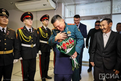 В аэропорту Якутска торжественно встретили Героя России Родимира Максимова / Саина Титова Якутск Якутск Республика Саха (Якутия)