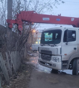 В Якутске кран-манипулятор сбил несколько опор линии электропередачи / ЯСИА Якутск Якутск Республика Саха (Якутия)