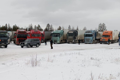В Якутии на трассе «Лена» приступили к постепенному пропуску скопившегося транспорта / ЯСИА   Республика Саха (Якутия)