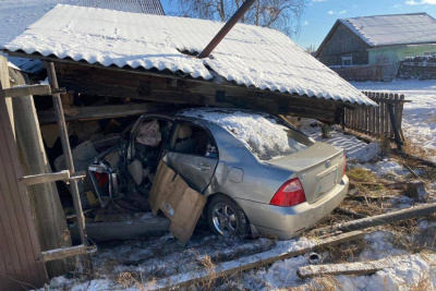 В селе Сунтар в Якутии водитель врезался в баню частного дома / ЯСИА   Республика Саха (Якутия)