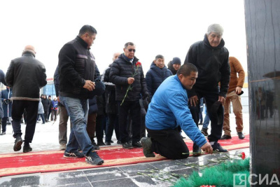 Спортивная общественность возложила цветы к памятнику Дмитрию Коркину в Якутске / Дьулустаан Сергеев Якутск Якутск Республика Саха (Якутия)