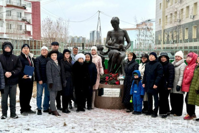 К памятнику кормящей матери в Якутске возложили цветы / Саина Титова Якутск Якутск Республика Саха (Якутия)
