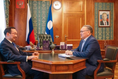 Предложения по развитию энергетики озвучил Айсену Николаеву народный депутат Виктор Федоров / ЯСИА   