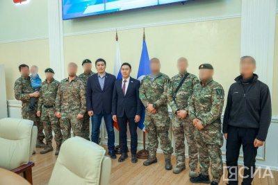 В Якутске бойцам СВО традиционно вручили якутские ножи / Майя Гоголева Якутск Якутск Республика Саха (Якутия)