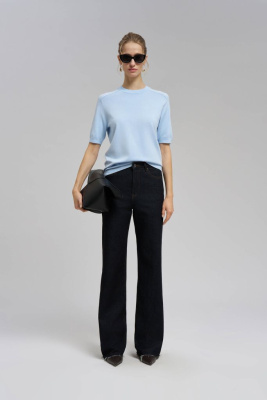 Легкий джемпер полуприлегающего кроя с коротким ру