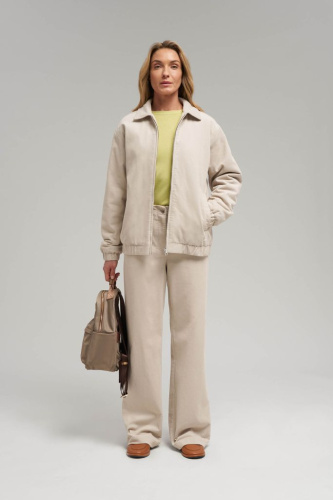 Легкий бомбер из вельвета с искусственным утеплите