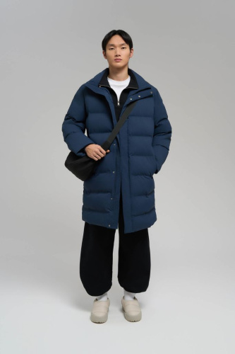 Утепленное пальто с воротником-стойкой