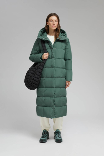 Утепленное пальто с капюшоном