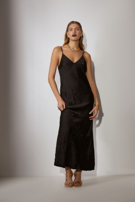 Атласное платье на бретелях