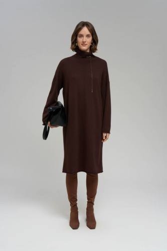 Вязаное платье свободного кроя с воротником-стойко