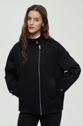 Ветровка с асимметричной застежкой